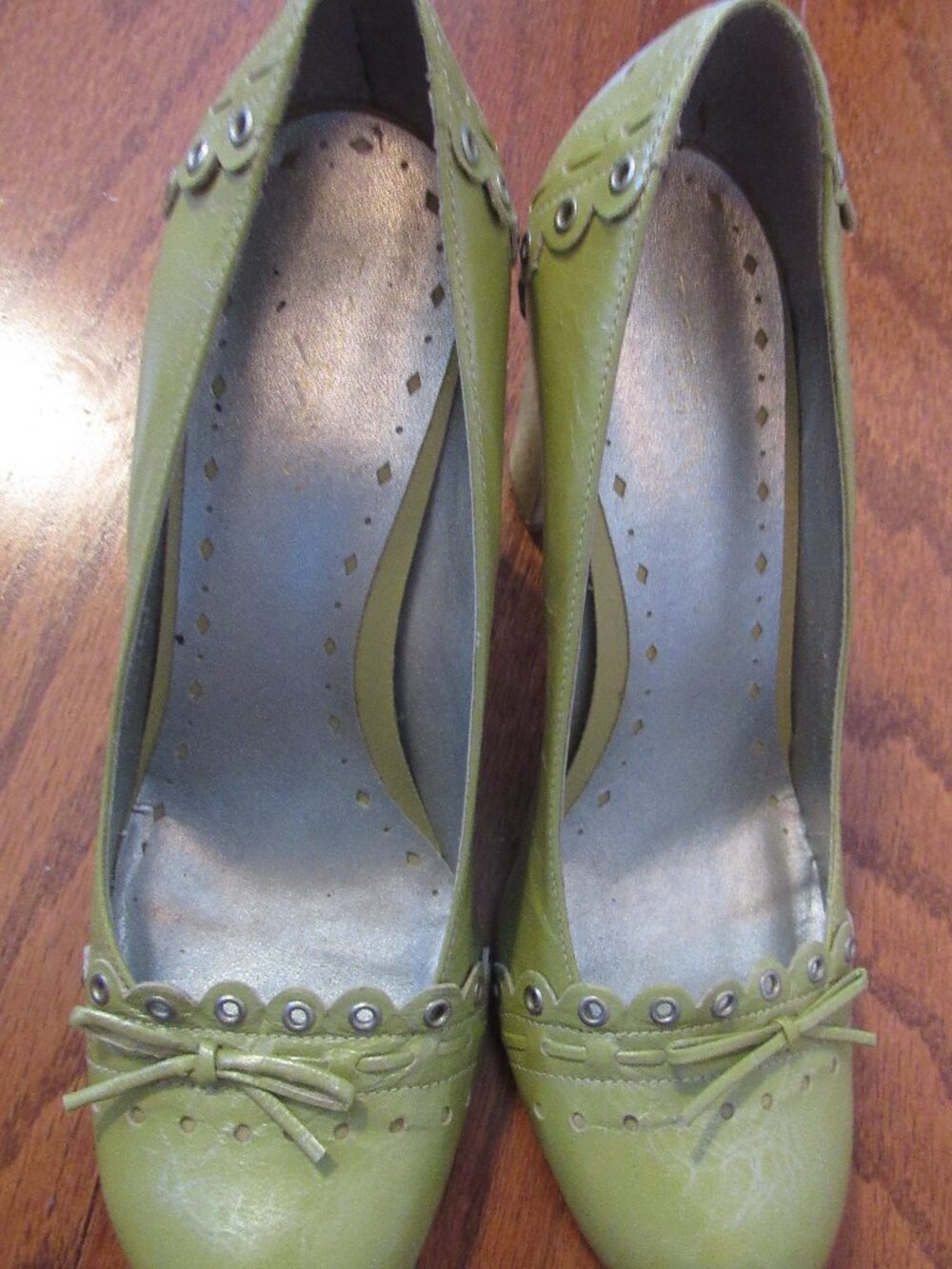 BCBG MINT GREEN HEELS PUMPS SZ 8 M